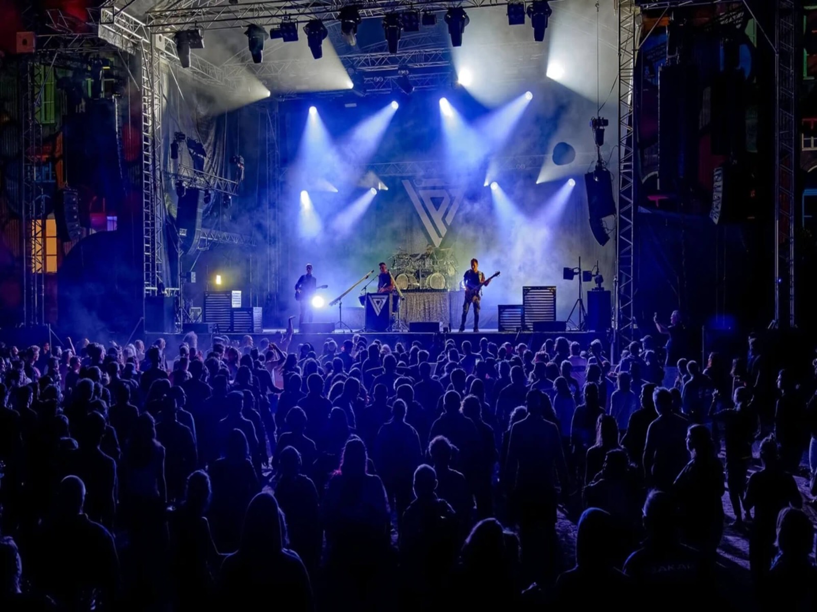 Lyre Daytona WET Starway en action - Éclairage événementiel outdoor festival Lyon Mise en lumière d'un concert outdoor avec la lyre Daytona WET Starway, projecteur LED IP65 événementiel disponible à la location chez ABLE events Lyon et en région Auvergne-Rhône-Alpes.