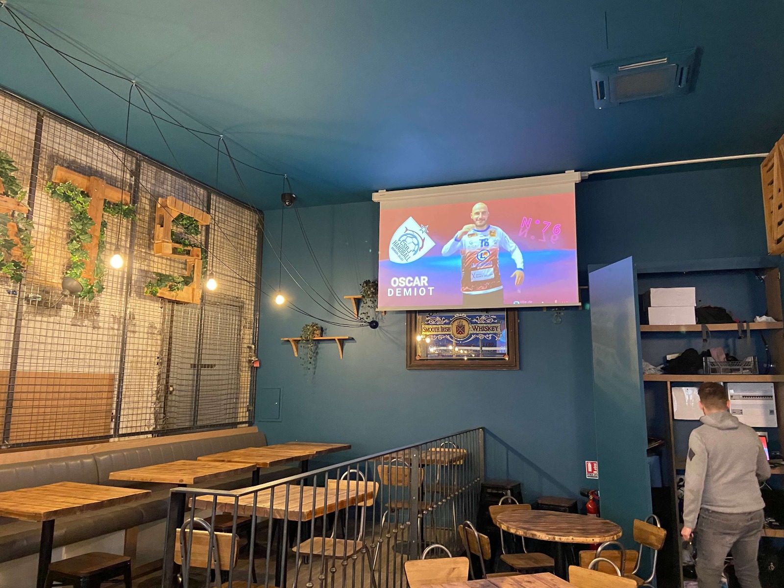 Installation d'écran et vidéoprojecteur dans un bar et restaurant à Lyon