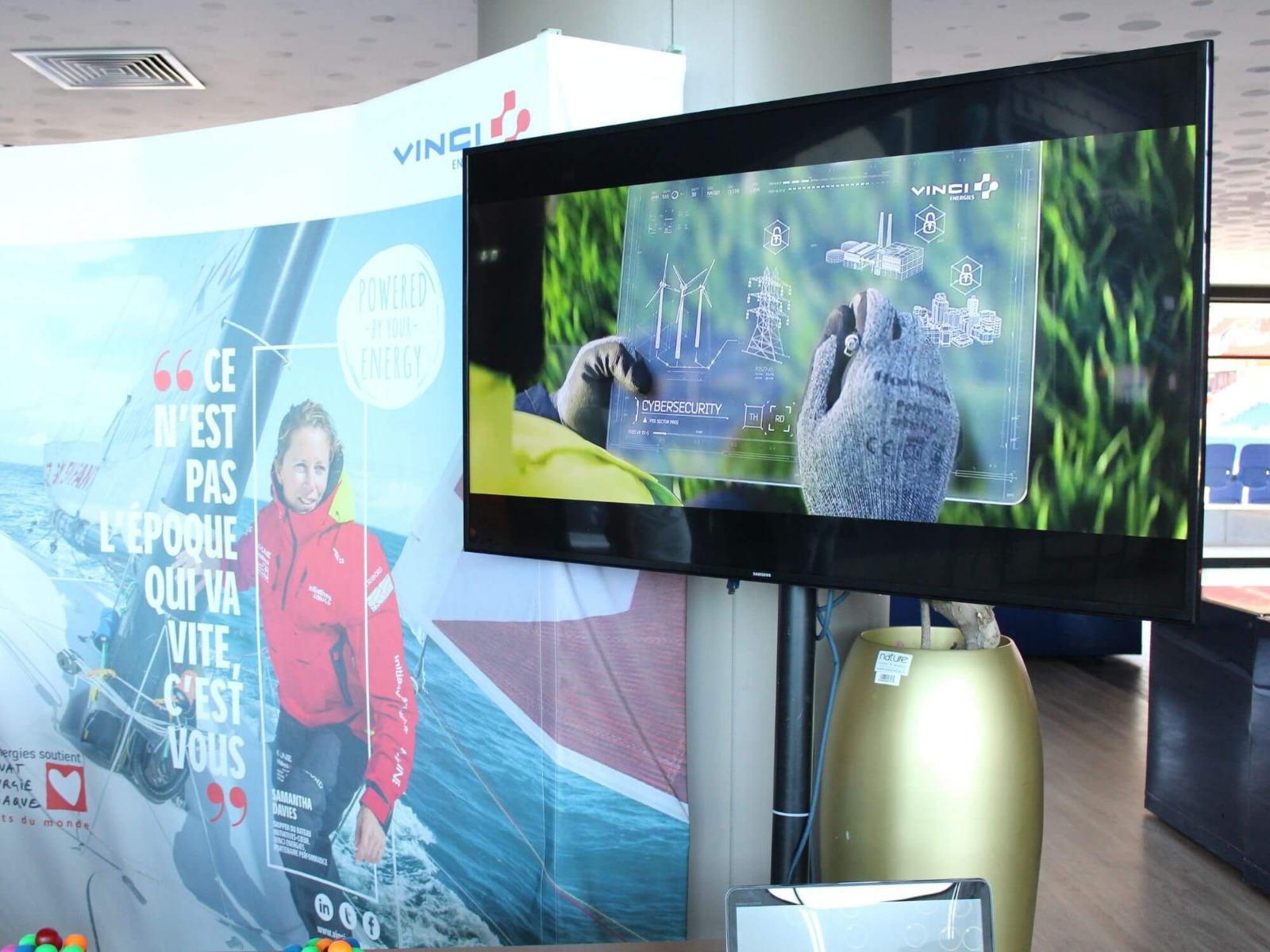 Présentation des activités d'entreprise sur un salon professionnel avec un écran LED Ecran LED sur un stand dans un salon professionnel