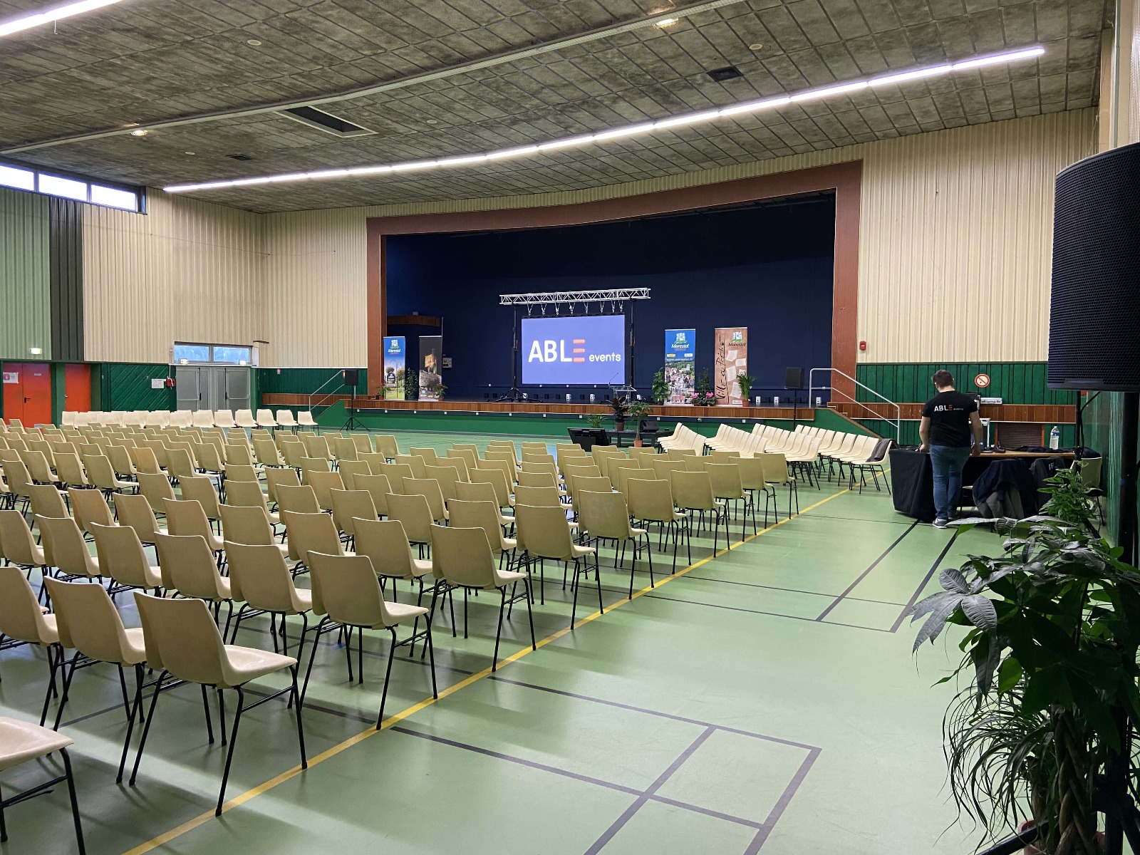 Installation d'écran led 7m2 Kikesik dans une salle des fêtes