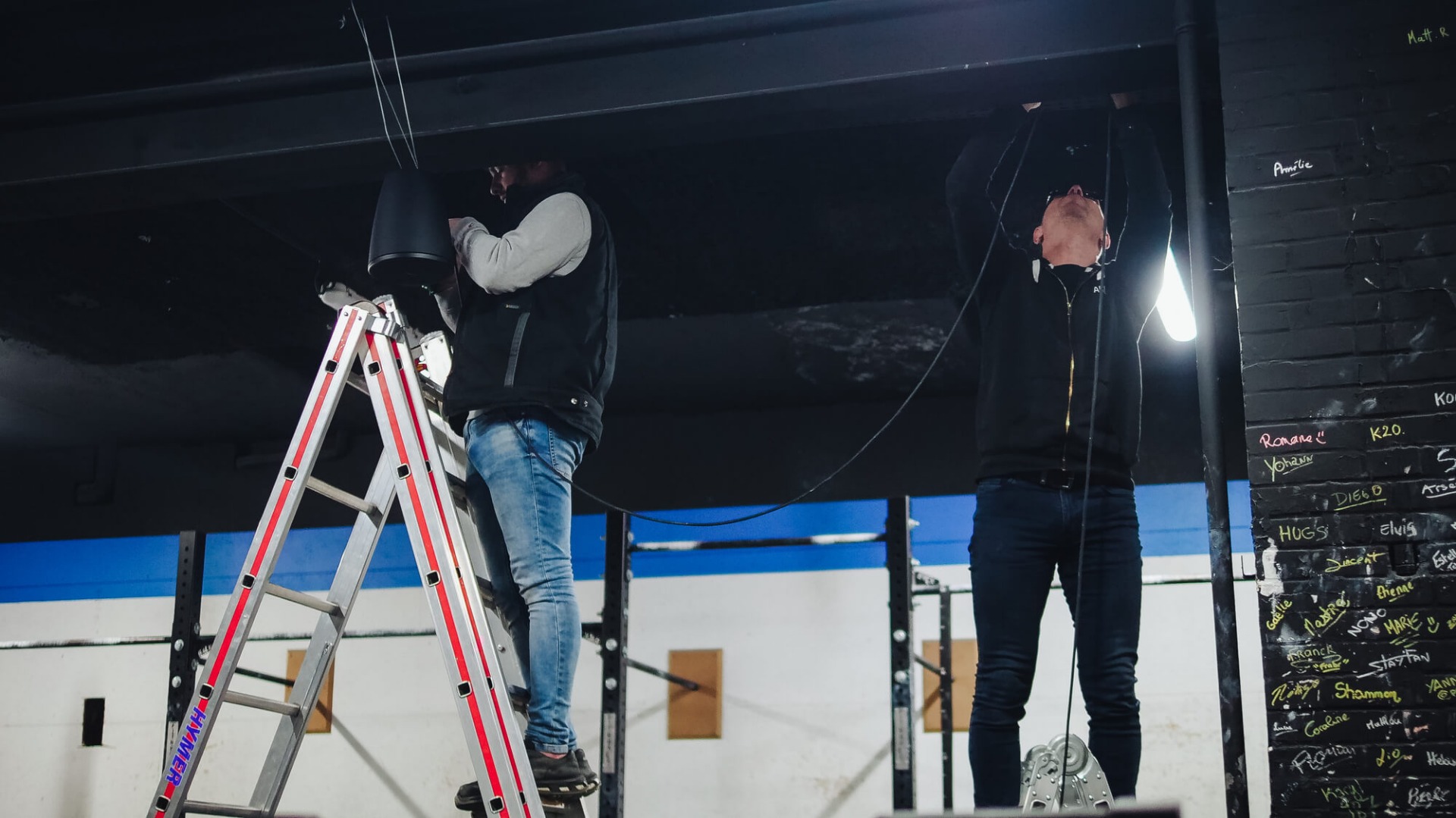 Techniciens installant un système son Bose Professional dans la salle de CrossFir à Lyon