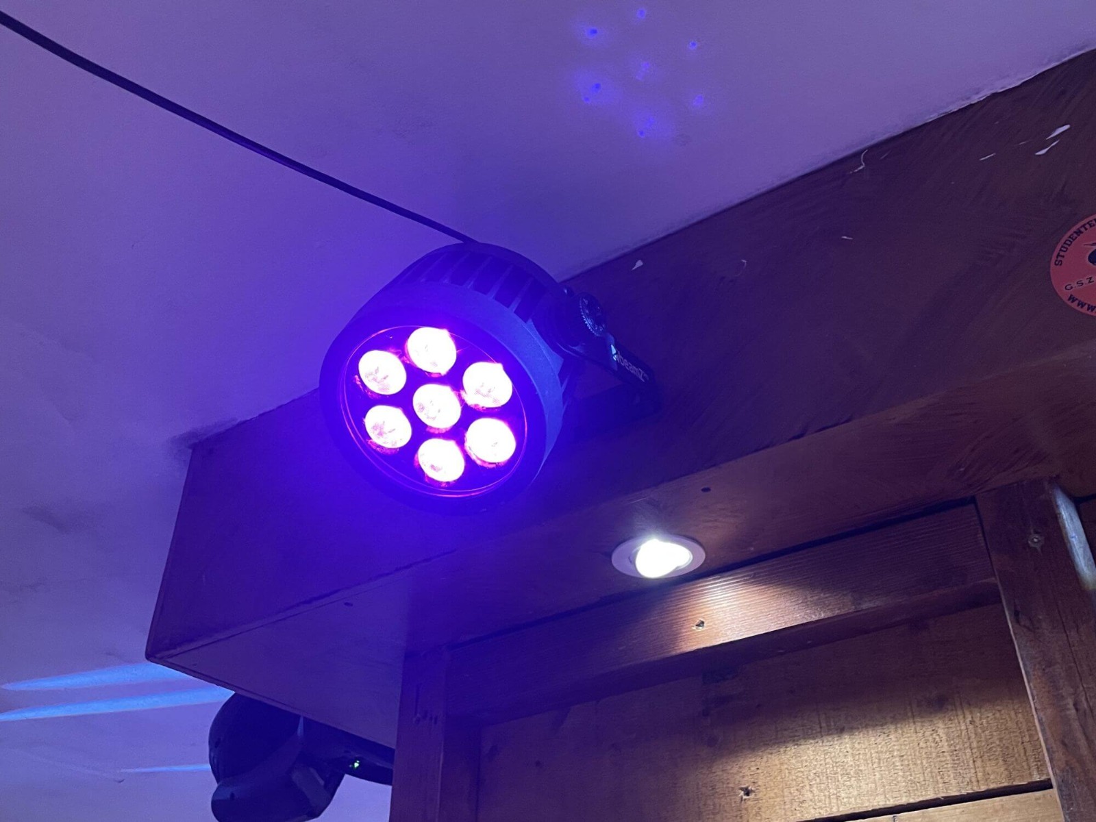 Projecteur par led intégré dans le bar de la Grotte du Yeti