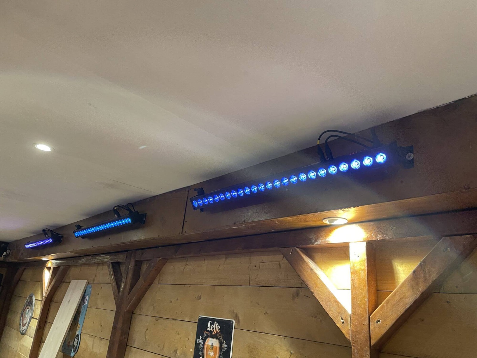 Barres à led intégrée dans le pub bar de la Grotte du Yeti