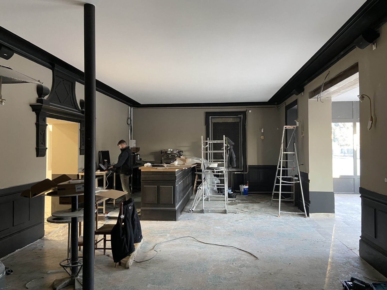 Installation des enceintes Bose pendant les travaux du restaurant