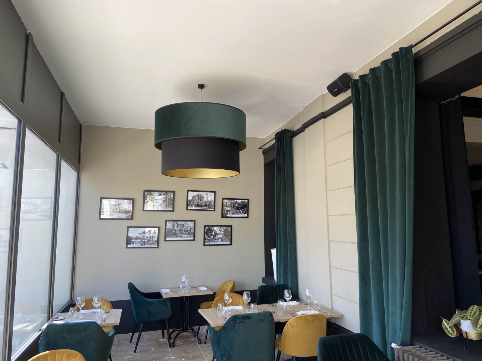 Intégration d'enceintes Bose dans la véranda d'un restaurant dans l'Ain