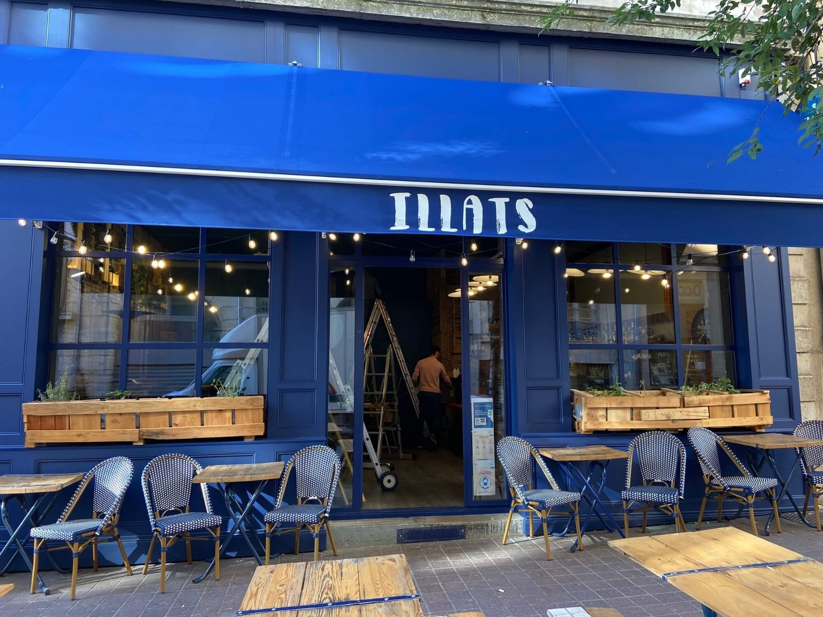 Terrasse ombragée d'un bar-restaurant à Lyon 5ème pendant l'intégration audiovisuelle