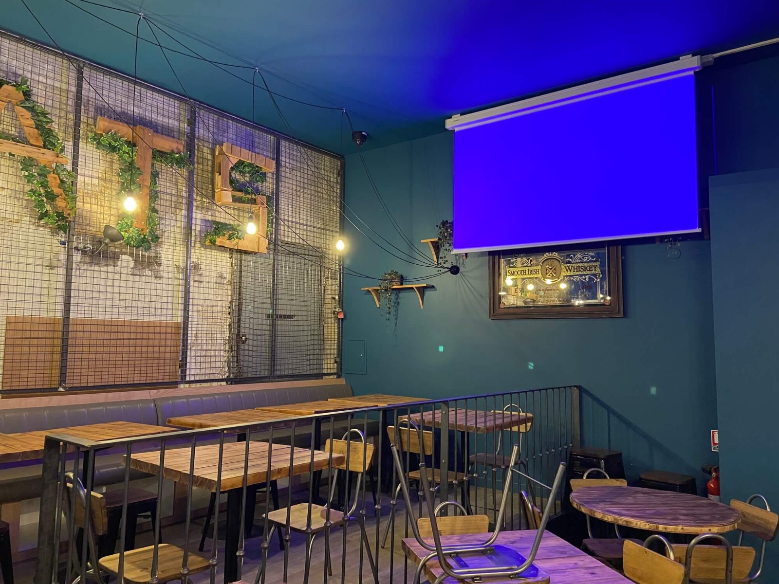 Intégration de l'écran de projection dans la salle d'un restaurant à Lyon 5ème