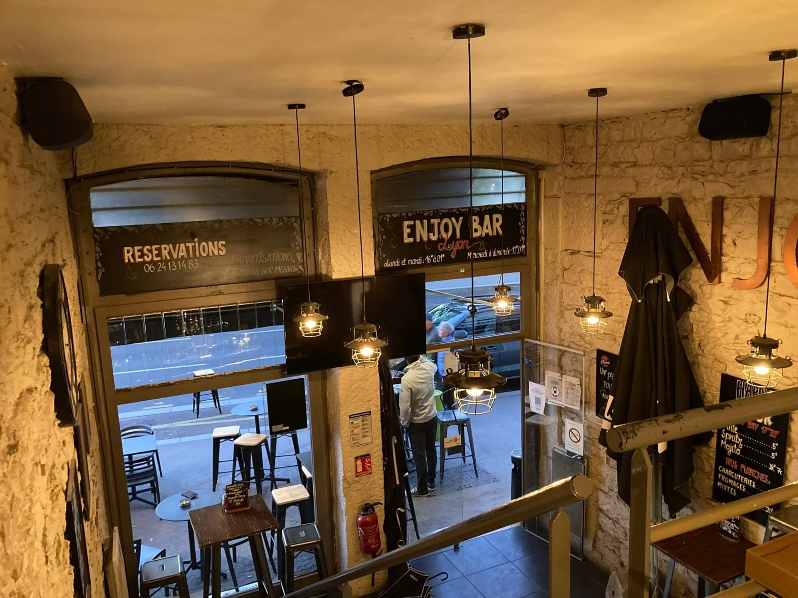 Installation de 2 enceintes Bose à l'Enjoy Bar à Lyon