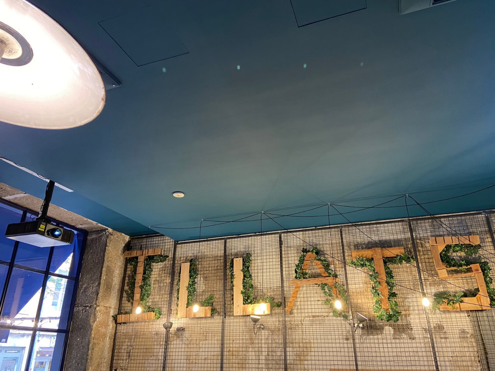 Installation d'un vidéoprojecteur dans la salle principale d'un restaurant à Lyon