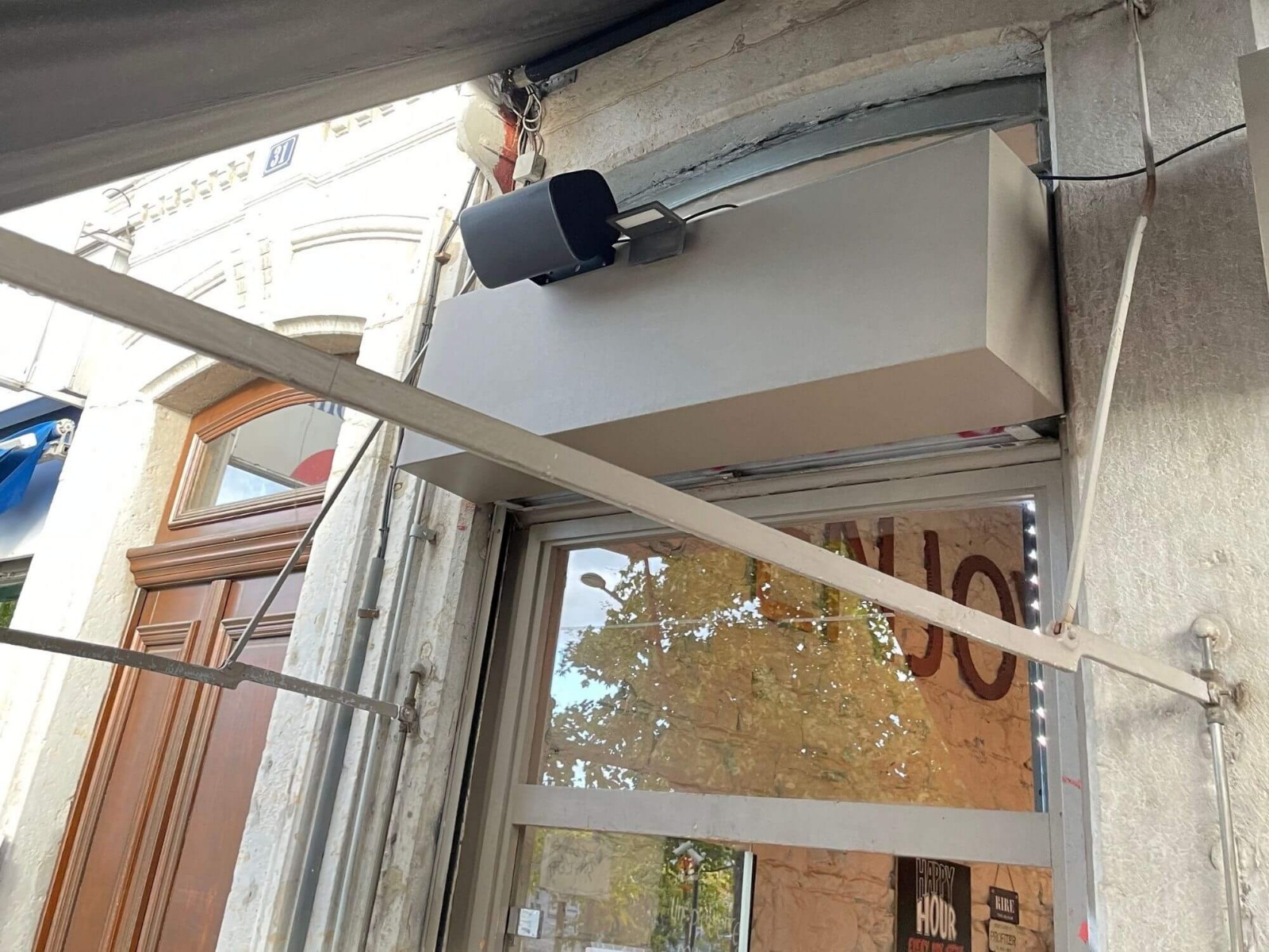 Installation d'enceintes Bose sur la terrasse d'un bar à Lyon