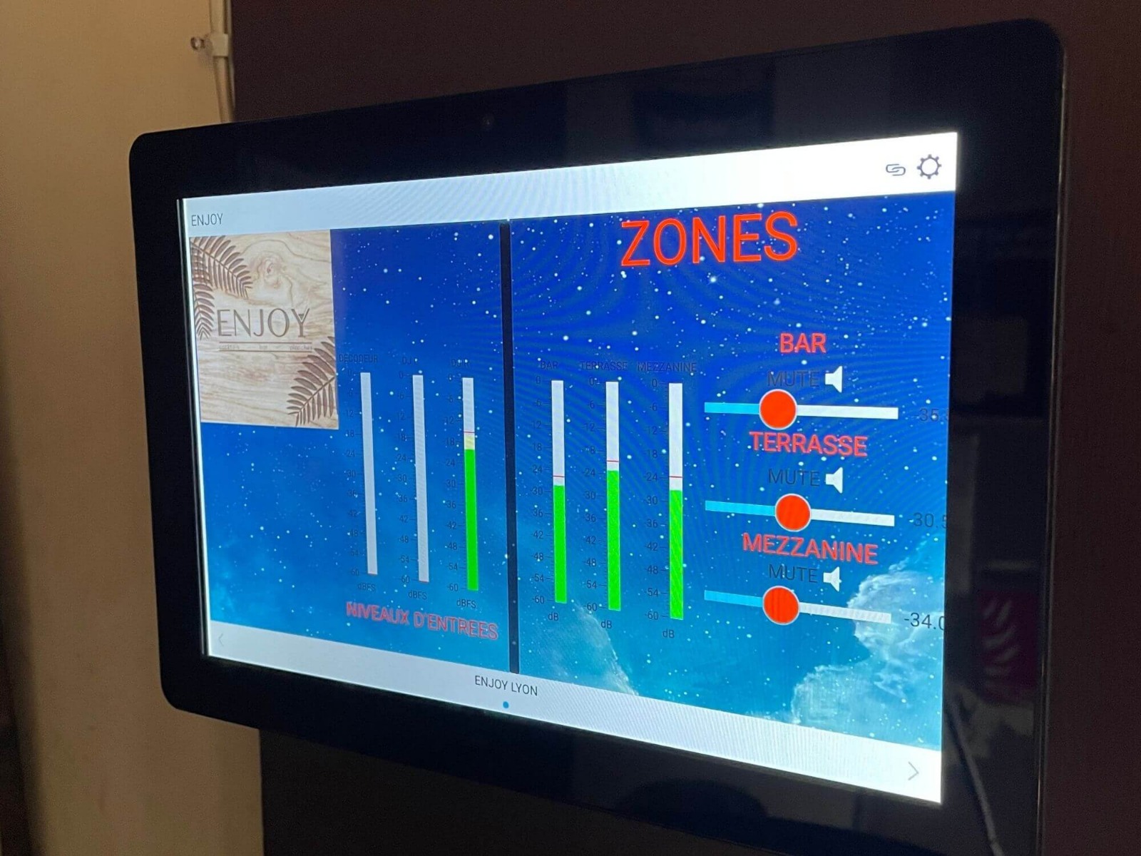 Tablette tactile pour gérer les 3 zones audio du bar : Bar, Terrasse, Mezzanine