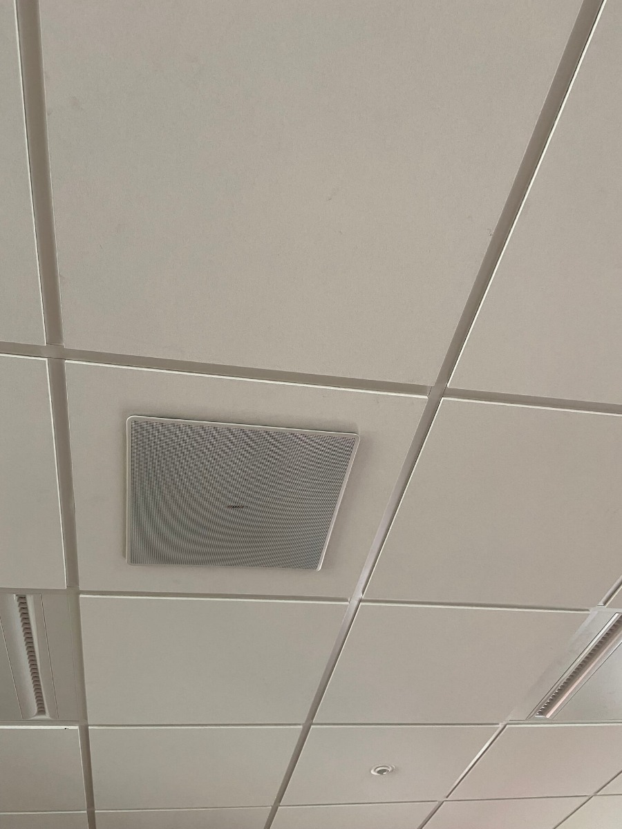 Hauts parleurs Bose installés au plafond dans une salle de réunion