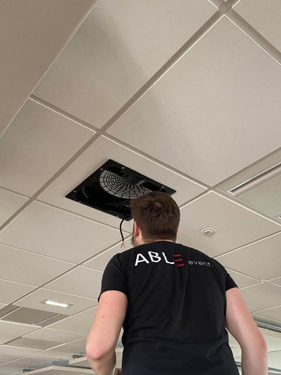 Technicien ABLE installant les hauts-parleurs Bose au plafond
