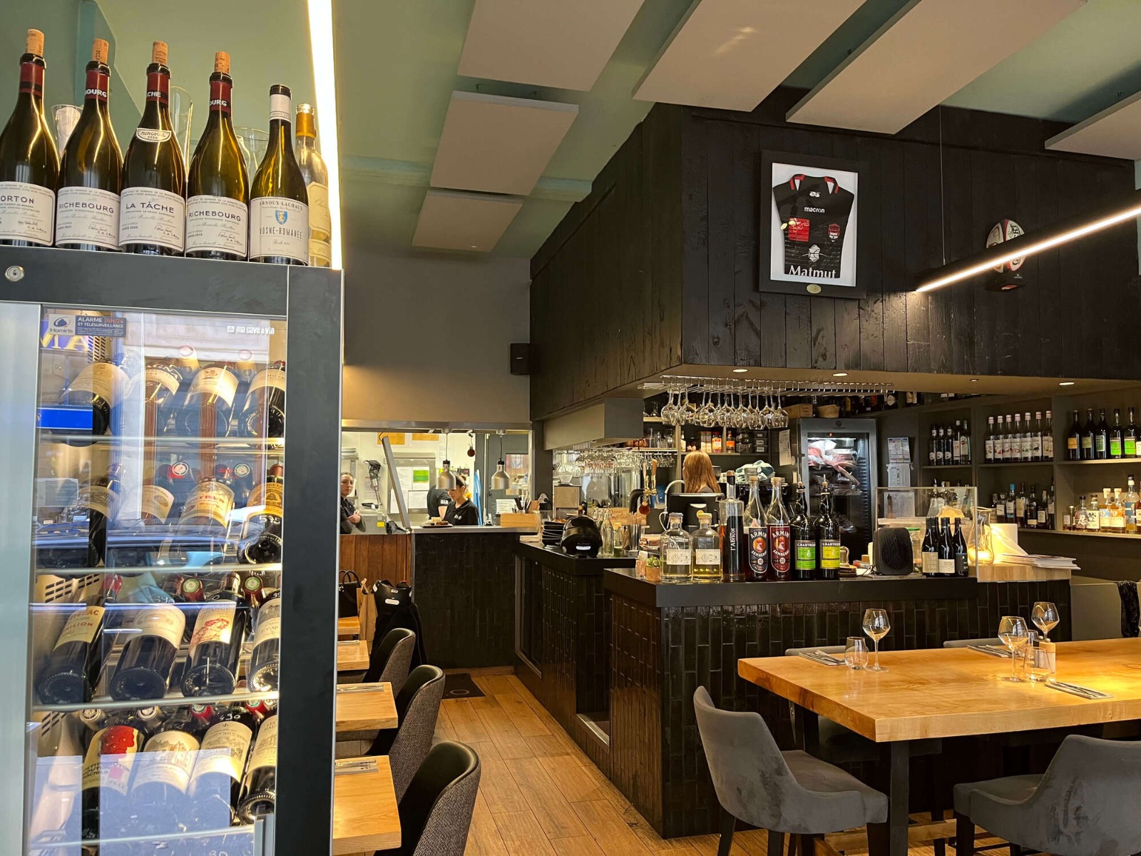 Vue d'ensemble d'une zone du restaurant BLO après installation d'enceintes professionnelles BOSE à Lyon