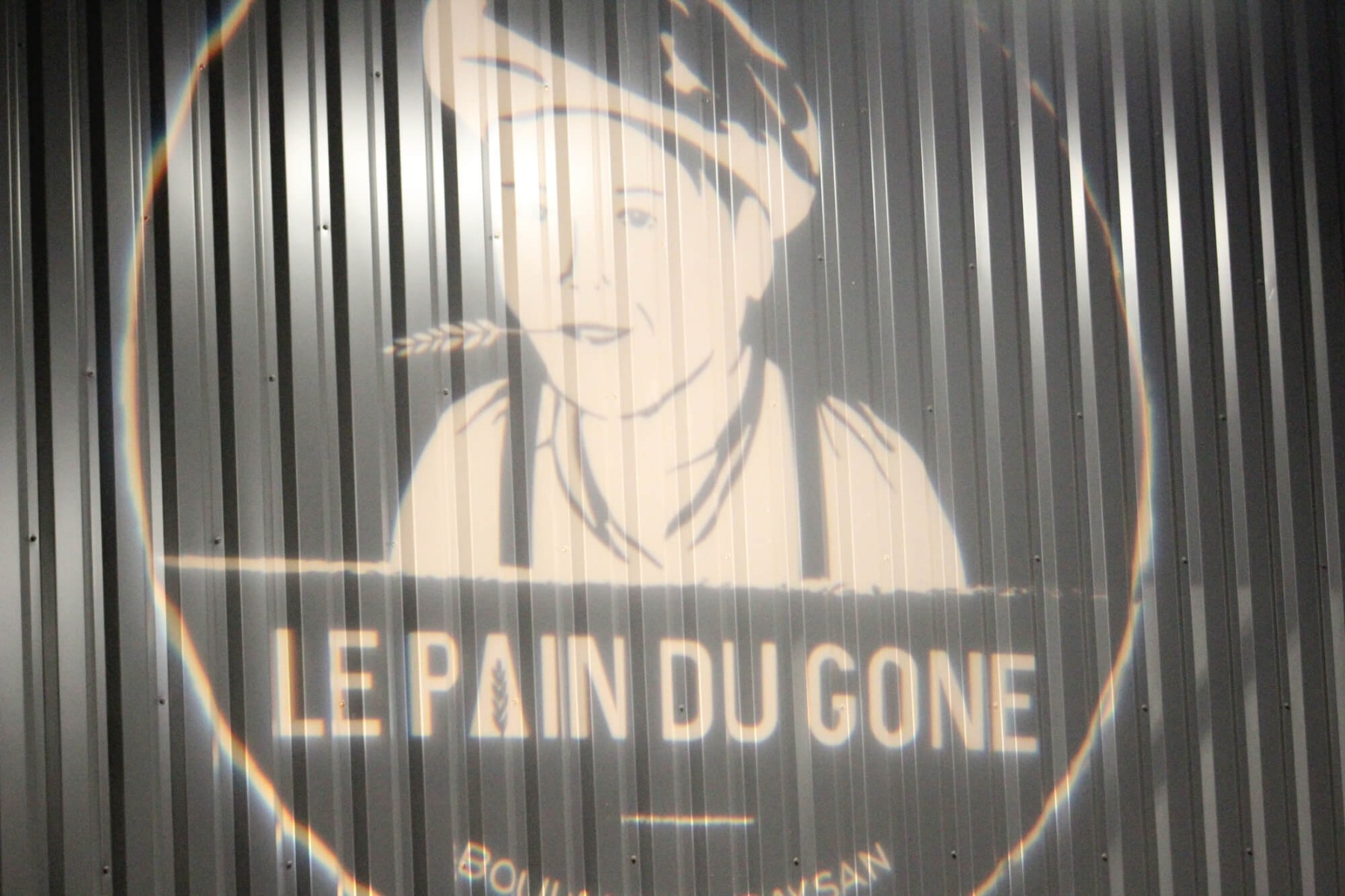 Projection logo Le Pain du Gone sur mur