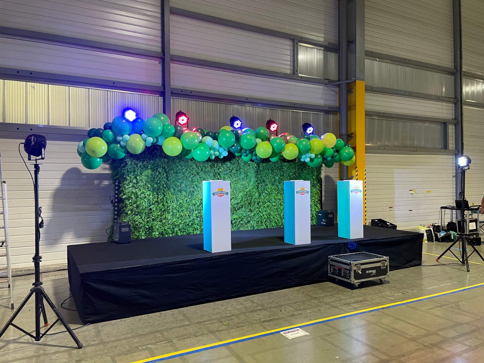 Installation d'un podium éclairé pour une remise de prix