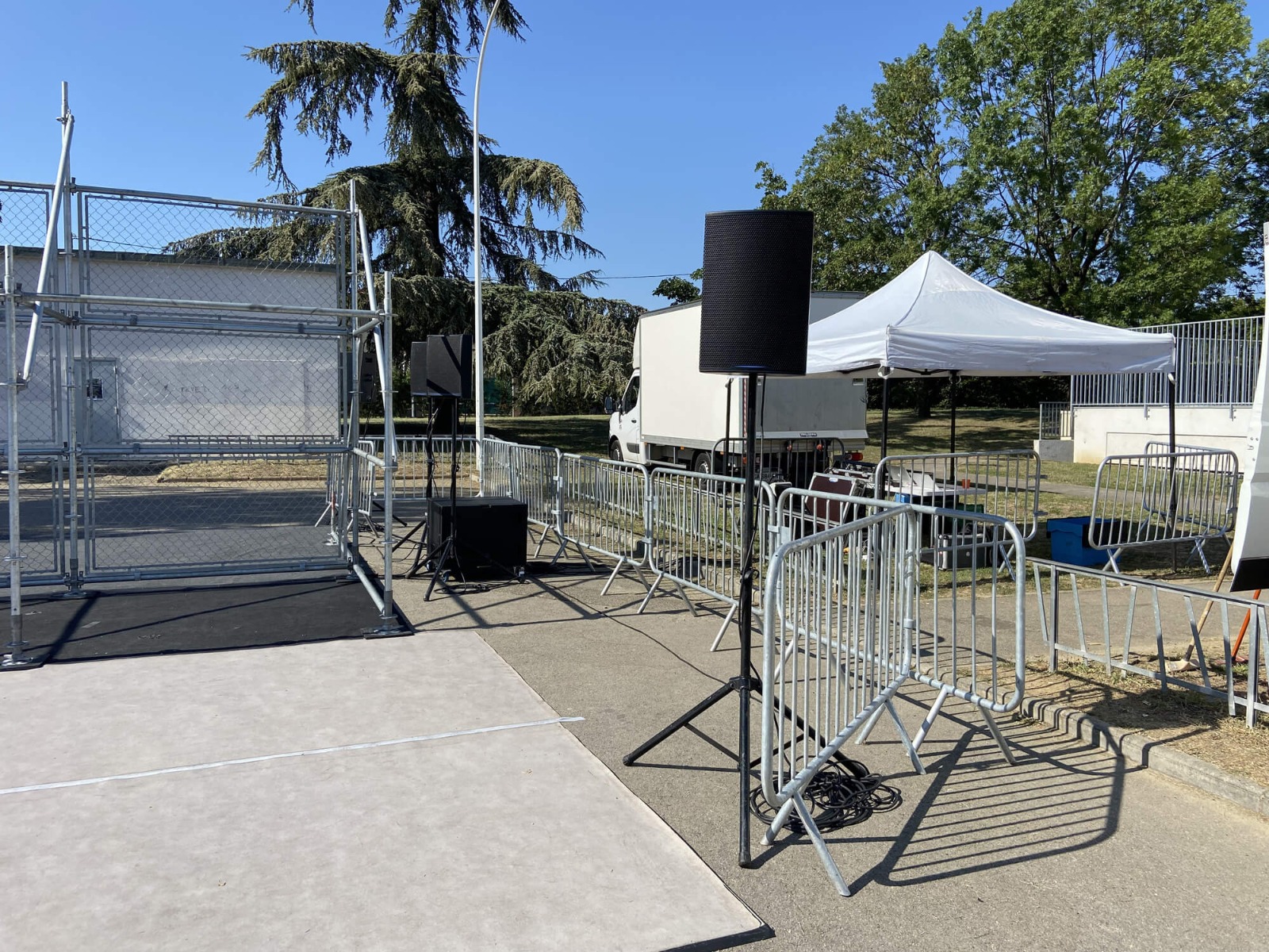 Mise en place d'enceintes et caissons de basse de la marque APG pour un spectacle de danse