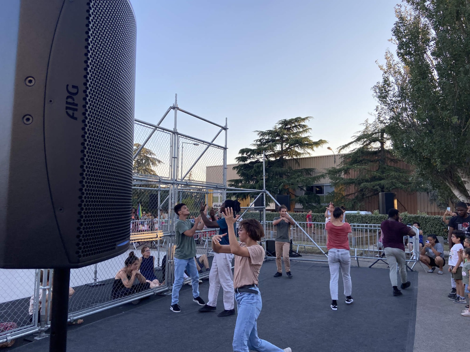 Enceintes passives installées pour un spectacle de danse Hip-Hop