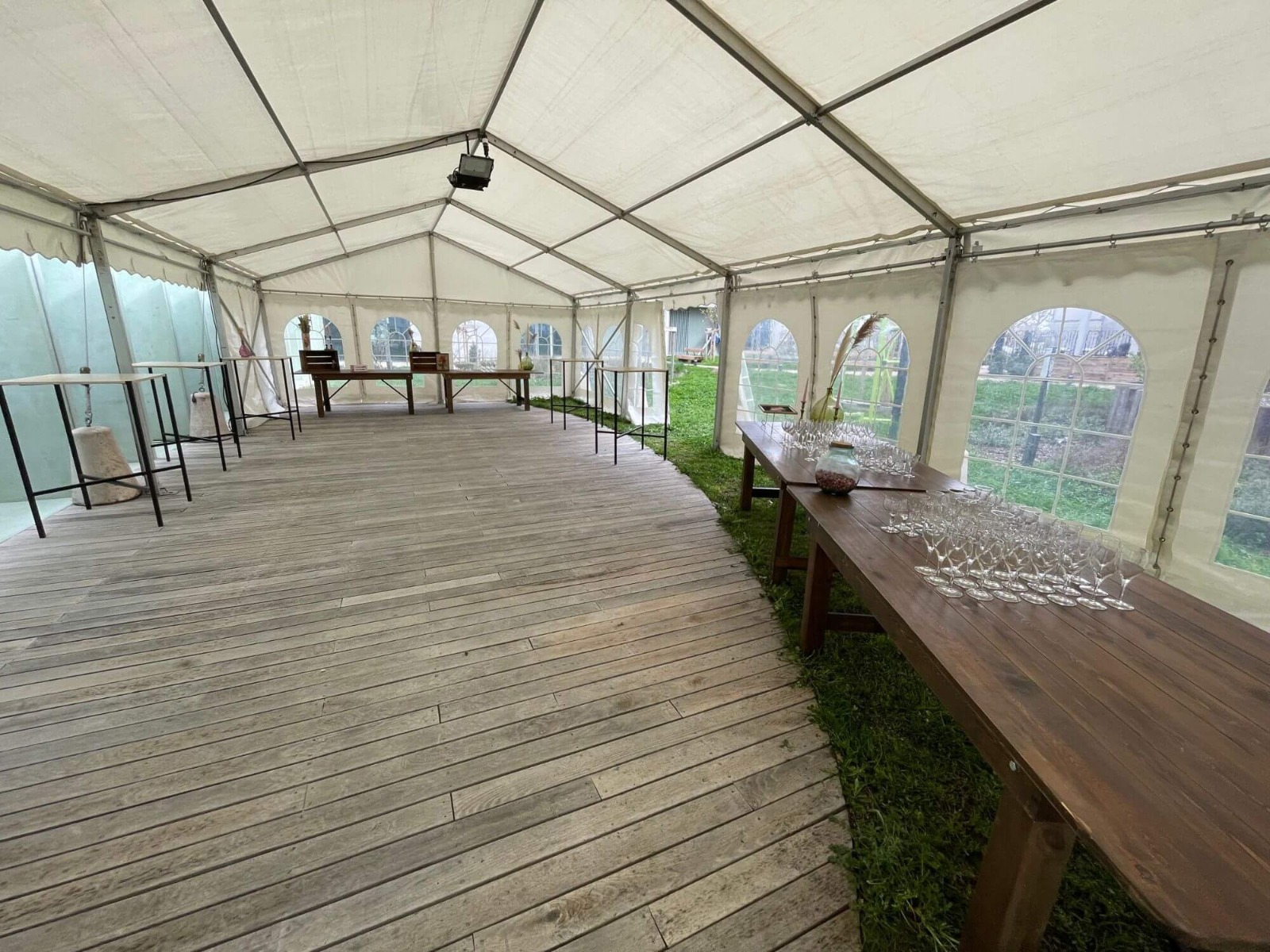 Cocktail sous un barnum pour l'inauguration du Pôle Santé Confluence