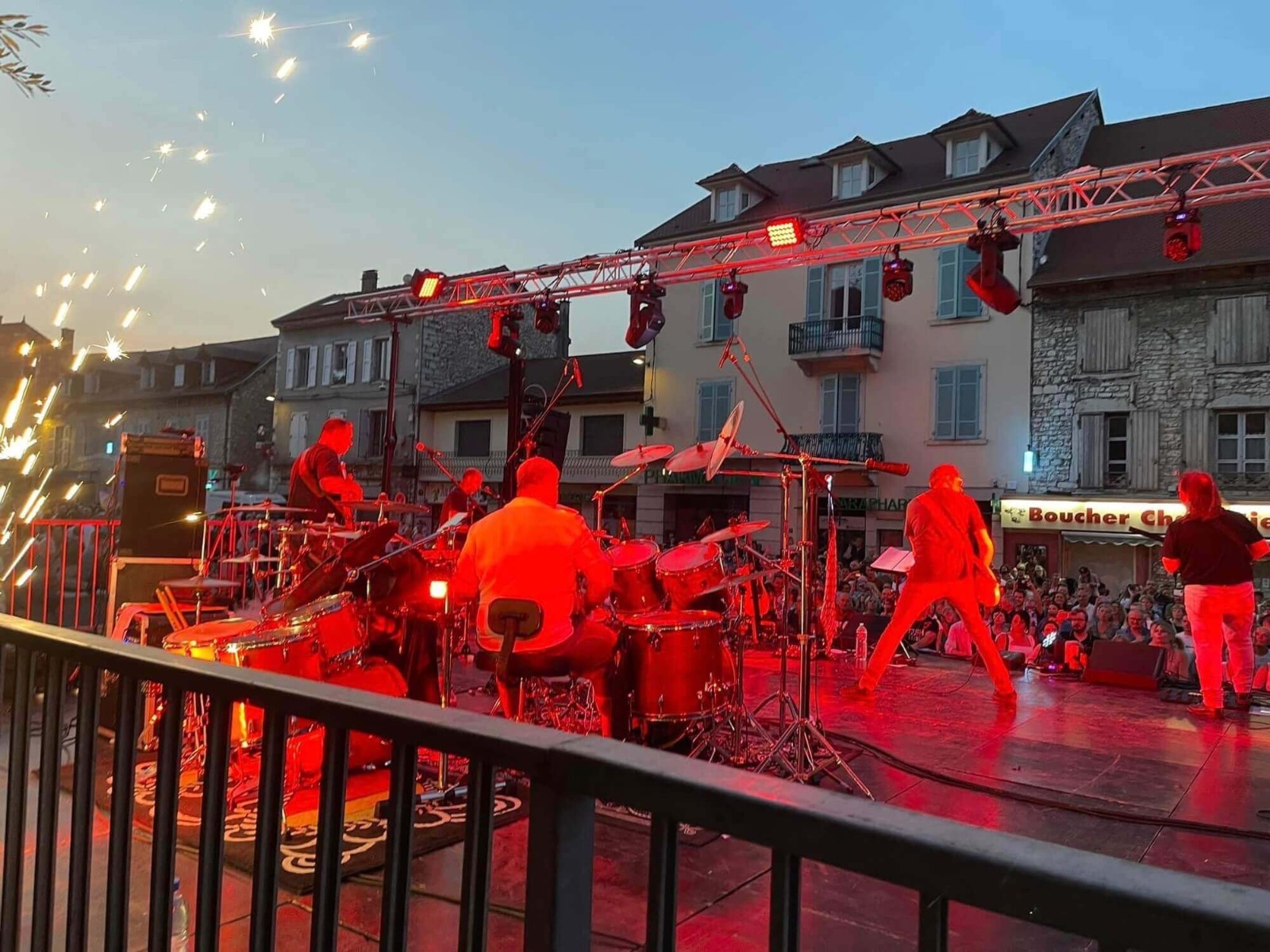 Vue de derrière les musiciens en concert avec les effets scéniques