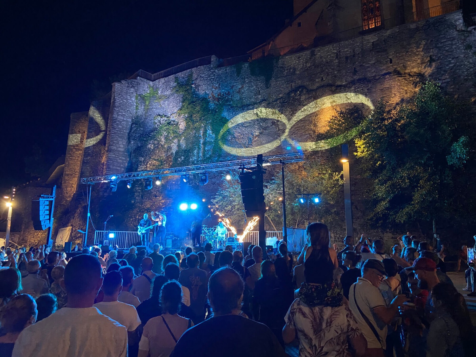 Système son APG, éclairage sur la façade et machine à étincelles pour le concert lors de la Fête de la Musique 2023 à Morestel