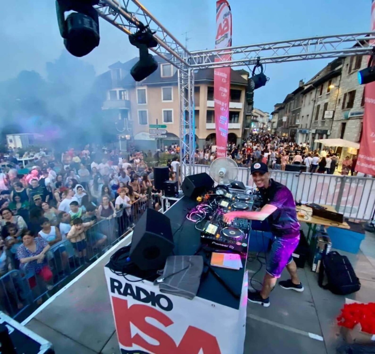 Le DJ de Radio ISA lors de la fête de la musique à Morestel en train de mixer