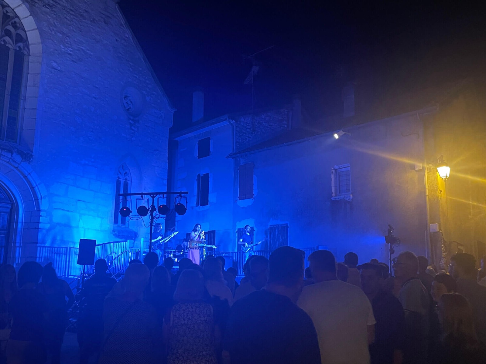 Une scène de la fête de la musique 2023 à Morestel sous les projecteurs