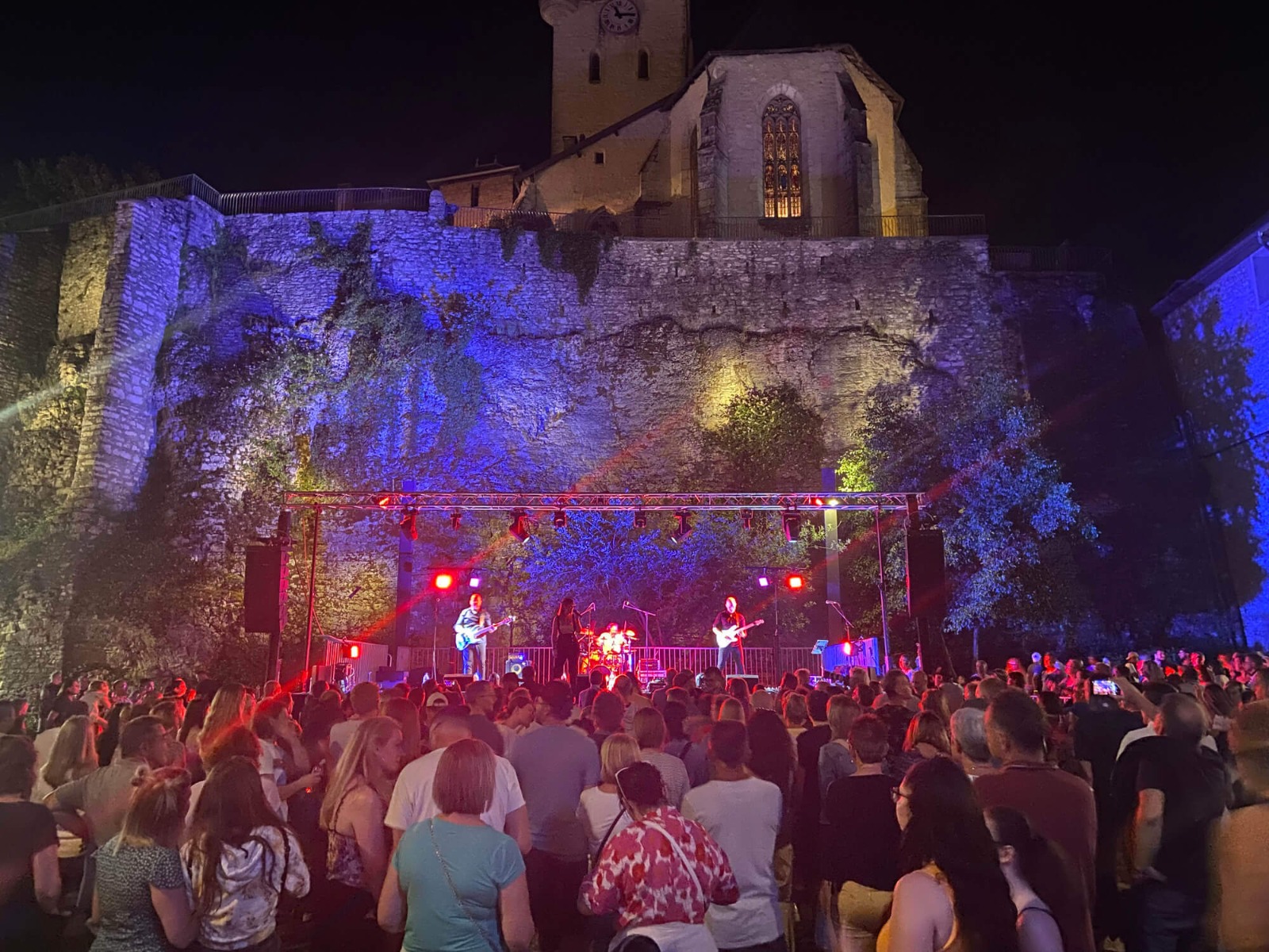 Vue des techniciens son et lumière sur le concert lors de la fêtede la musique à Morestel 2023