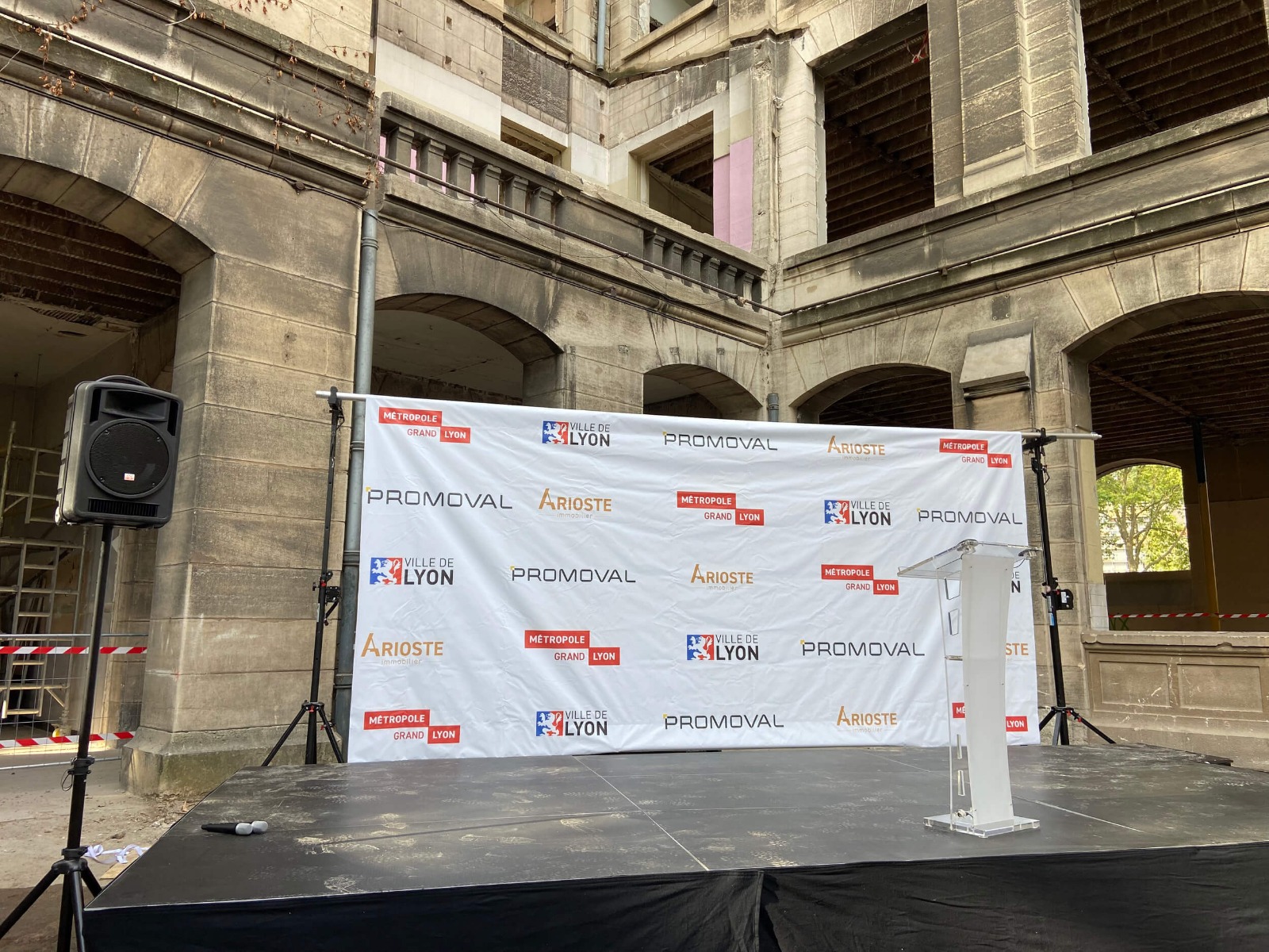 Installation d'une scène, d'un pupitre, d'enceintes et de micros pour un discours à Lyon 4ème