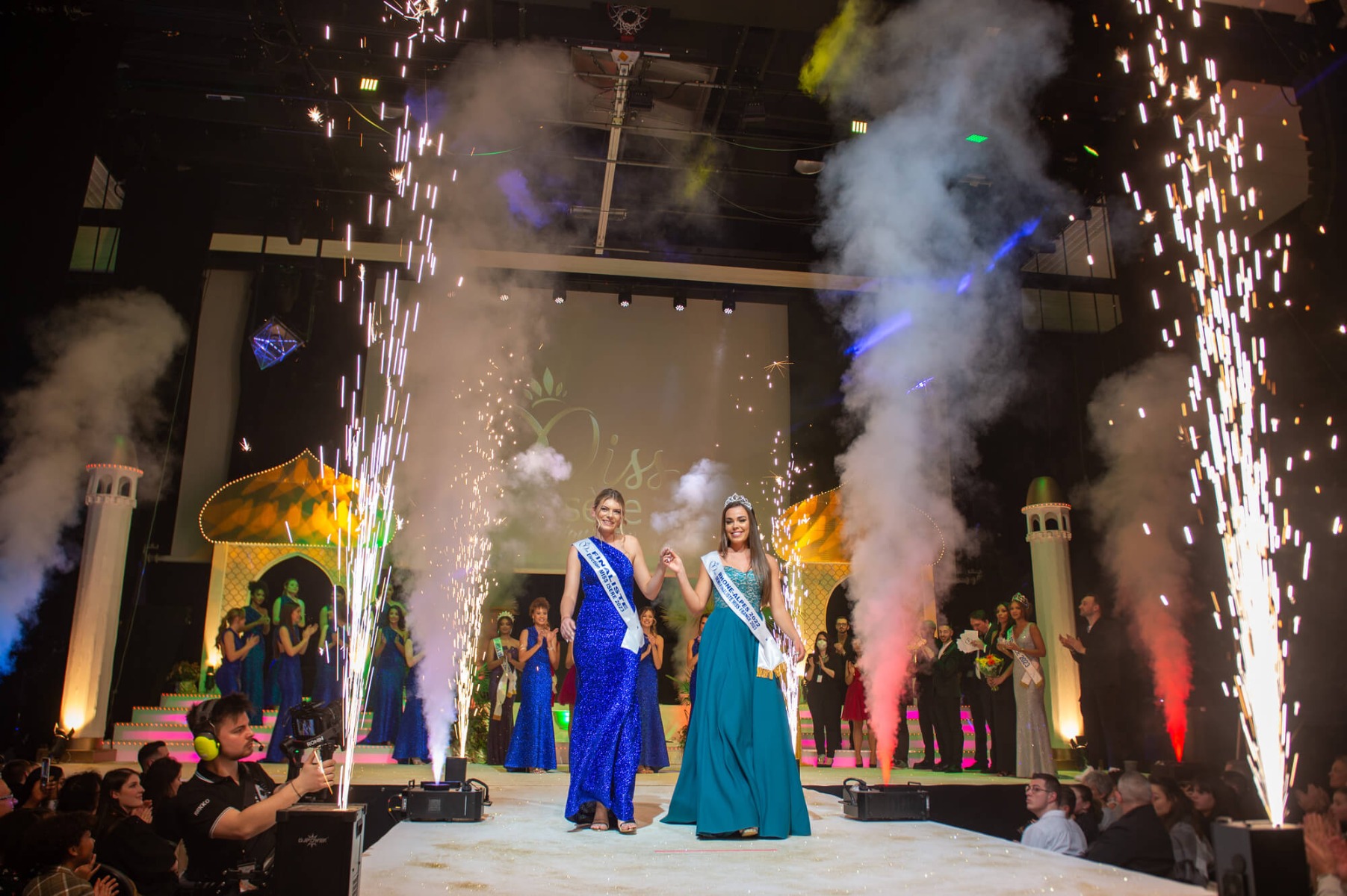 Défilé des Miss finalistes avec les machines à étincelles