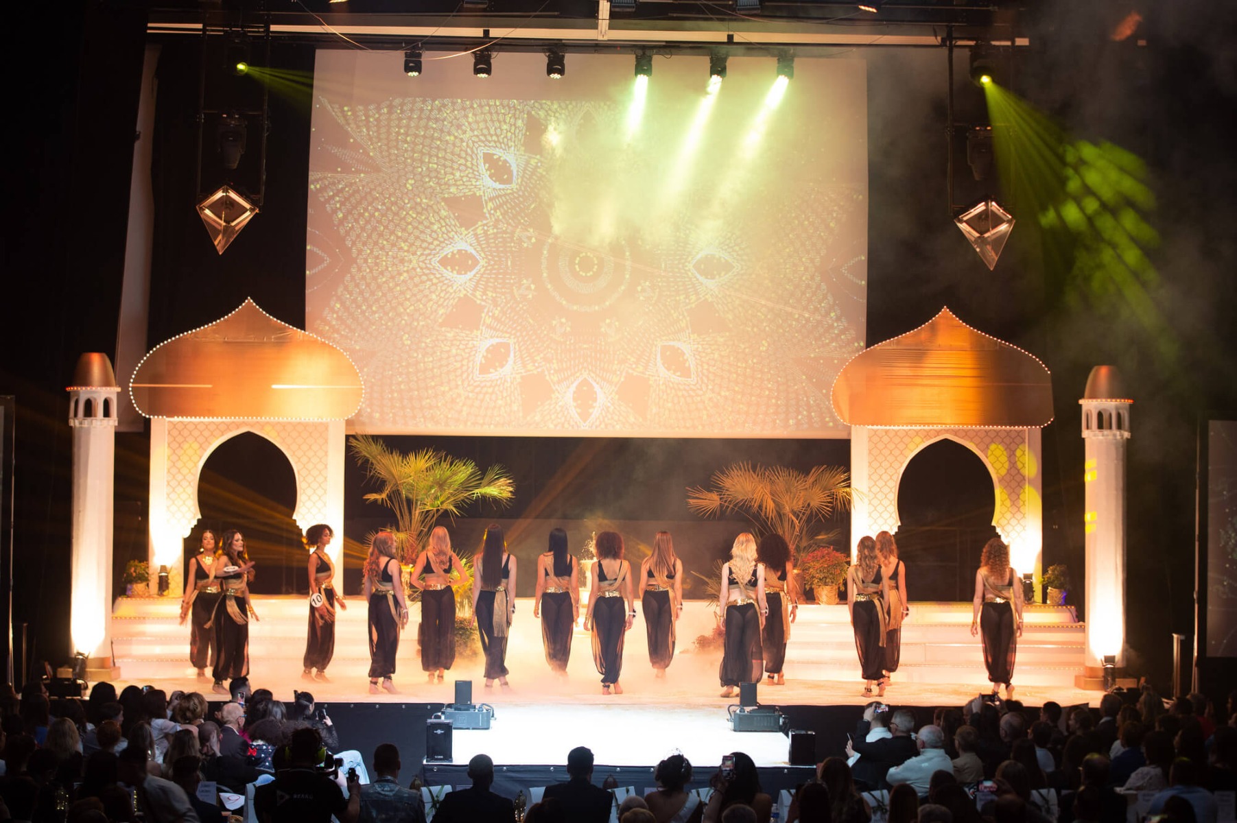 Défilé des Miss Isère sous les projecteurs ambiance chaude pour le thème Indien