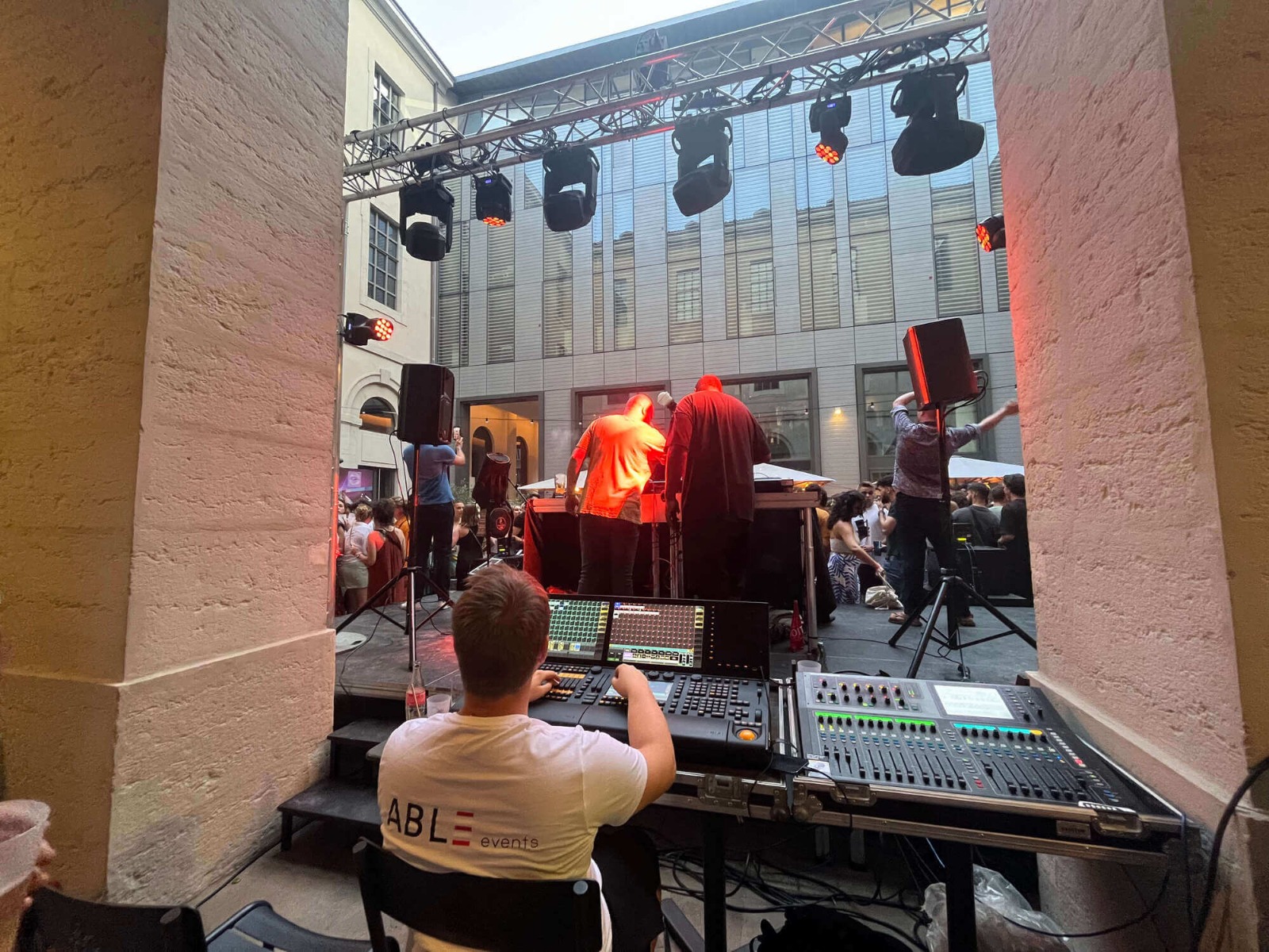 Technicien son et lumière durant la prestation de la Fête' de la Musique au Kabestan à Lyon