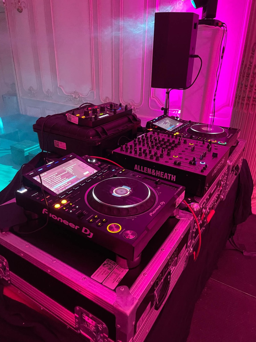 set DJ : platines CDJ3000 et table de mixage Allen&Heath