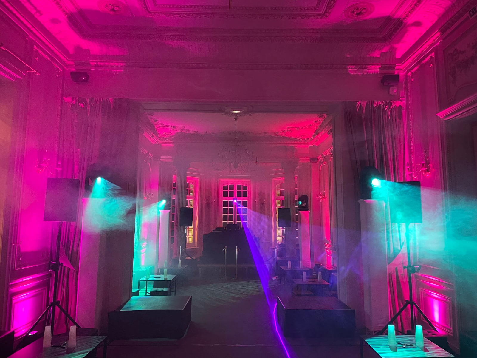 Installation son et lumière dans la salle du Château de Rajat