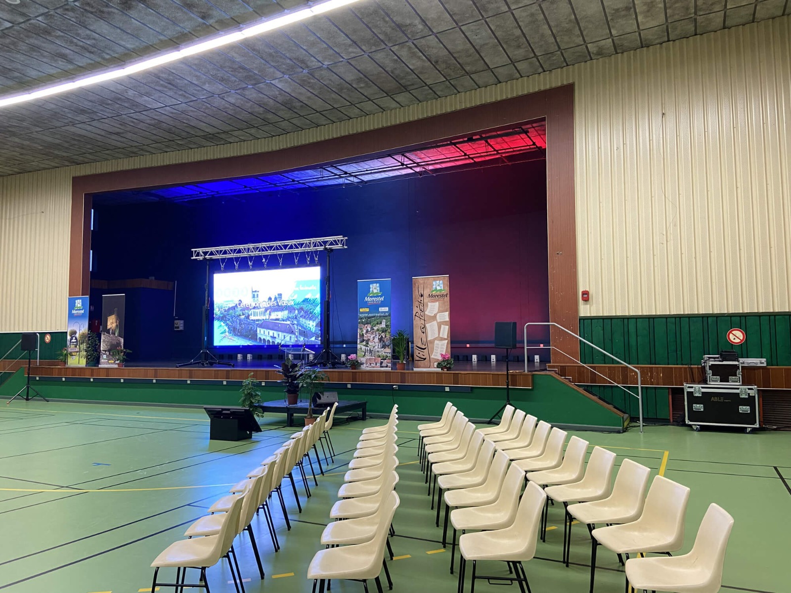 Projecteurs éclairés en bleu, blanc, rouge pour faire apparaitre le drapeau Français lors de l'évènement