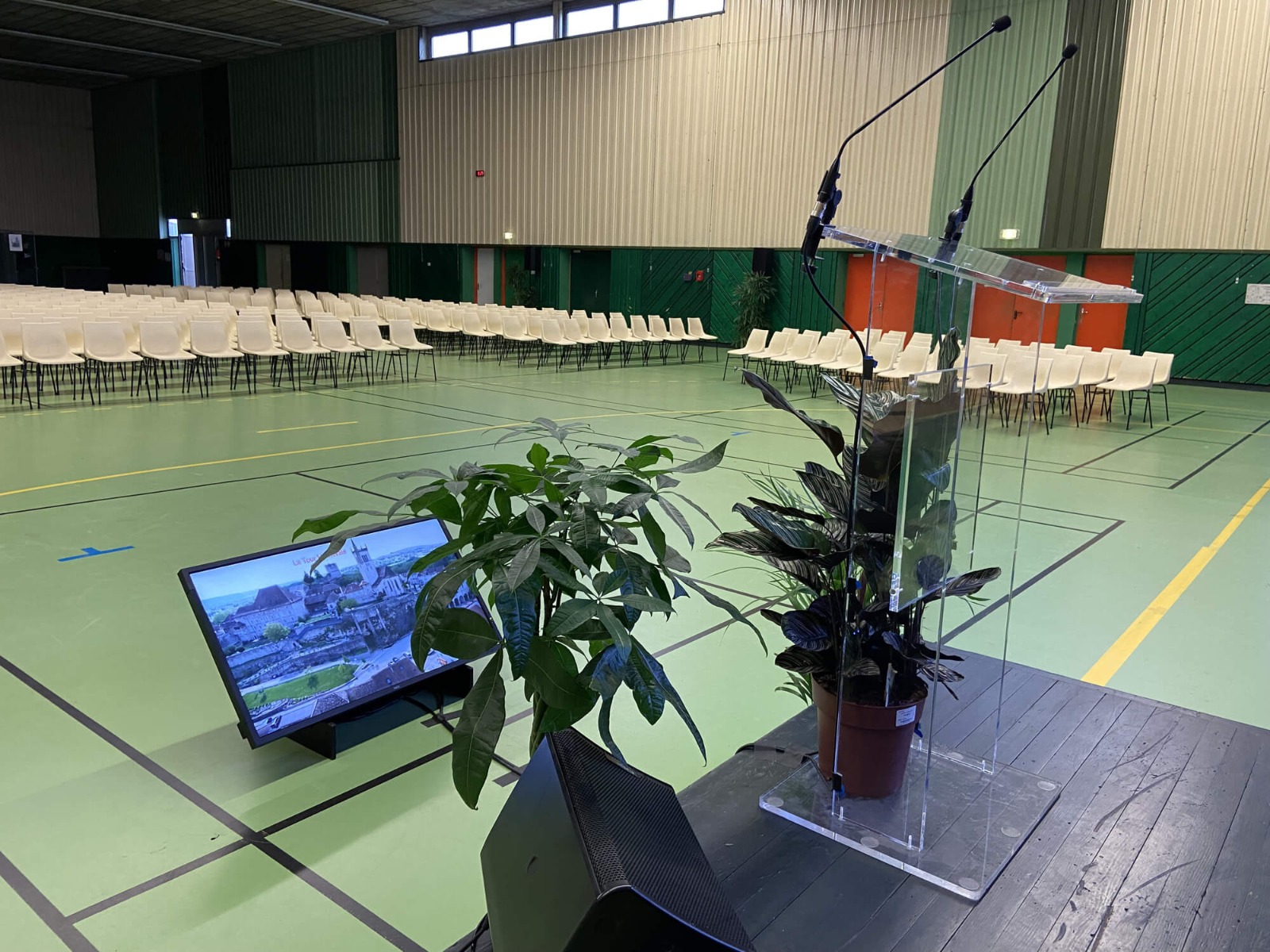 Pupitre en plexiglass sur la scène pour les voeux du maire