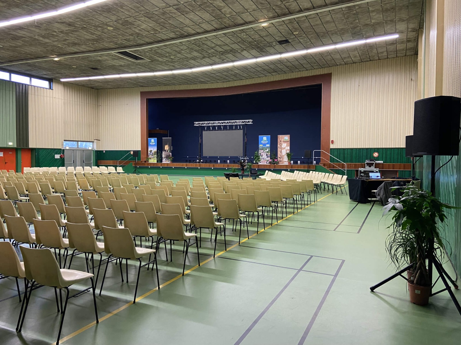 Installation de son et vidéo dans la salle de l'amitié à Morestel pour les voeux 2023 du Maire