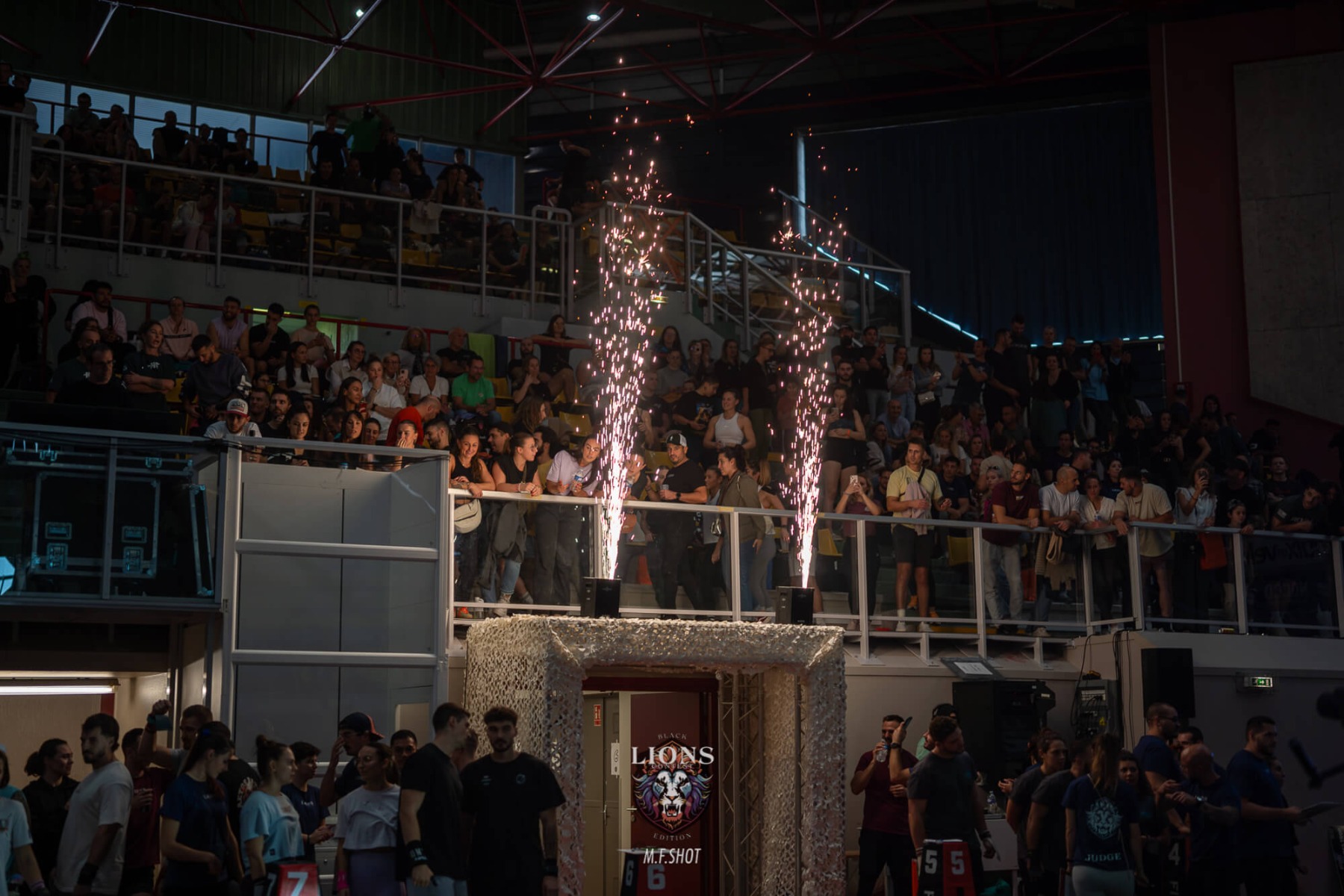 Machines à étincelles installées pour une compétition sportive de crossfit à Lyon Machines à étincelles pour marquer un moment clé de la compétition sportive LIONS CONTEST