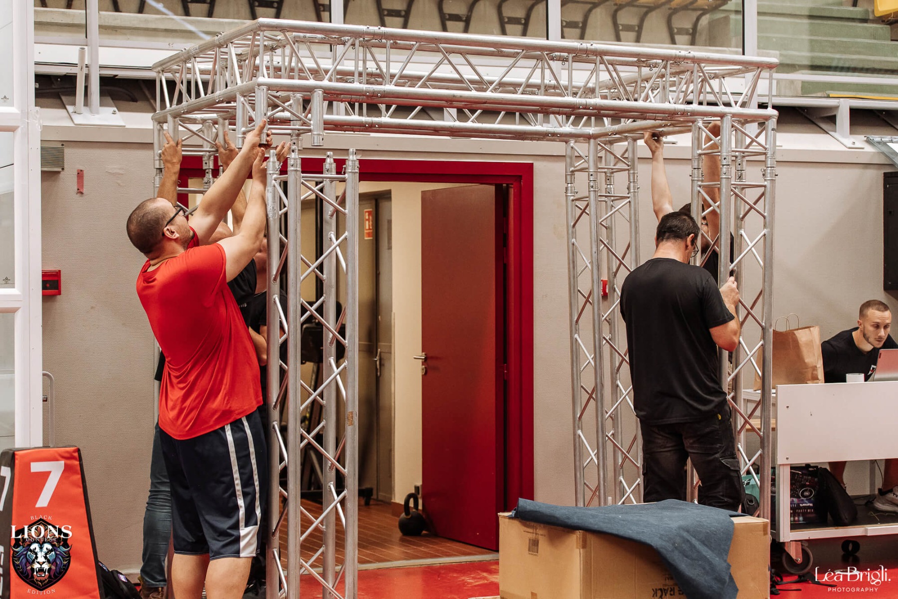 Installation d'un pont en structure pour l'entrée des sportifs Installation structure ASD par notre équipe technique ABLE events