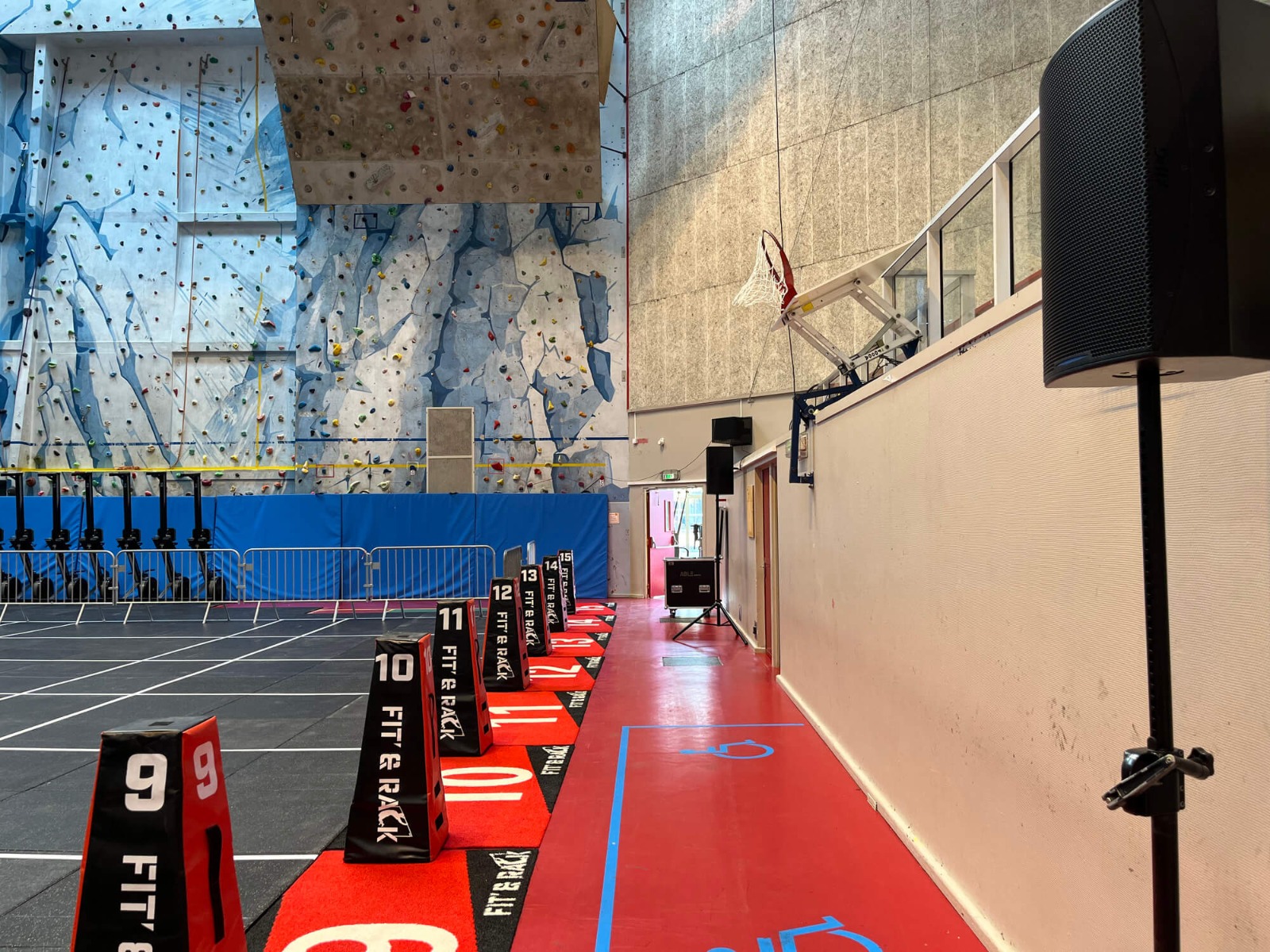 Mise en place de système de sonorisation APG dans tout le gymnase pour la compétition sportive Système son APG dans le gymnase pour l'évènement LIONS CONTEST
