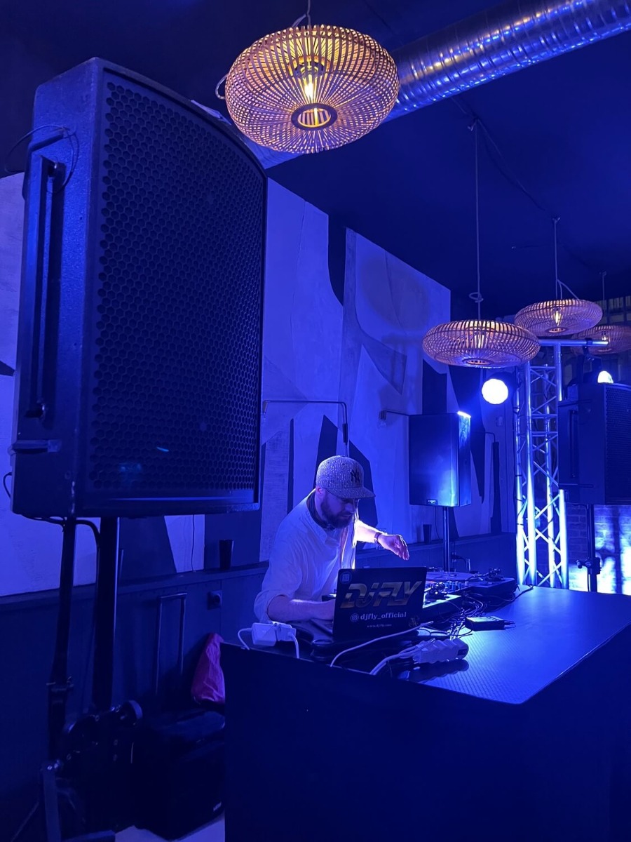 DJ FLY en performance avec notre système de sonorisation APG Installation audiovisuelle au Délicatessen à Lyon avec notre système de sonorisation APG iX12 et notre caisson UM121