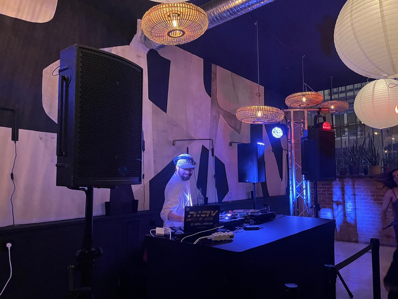 Montage des structures et éclairage LED Installation technique des structures en aluminium, des projecteurs PAR LED et du contrôleur DMX Wolfmix, pour un show lumière immersif.