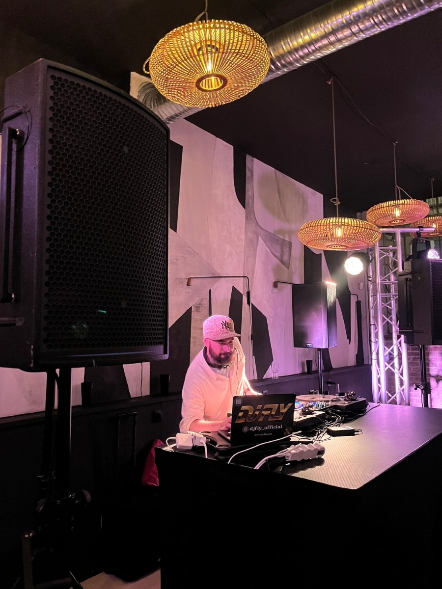 Installation de nos nouveaux caissons UM121 et de nos enceintes APG iX12 Mise en place des nouveaux caissons de basse APG UM121 et des enceintes APG iX12 par les techniciens ABLE events lors de la soirée Délicatessen à Lyon, pour un son immersif et professionnel.