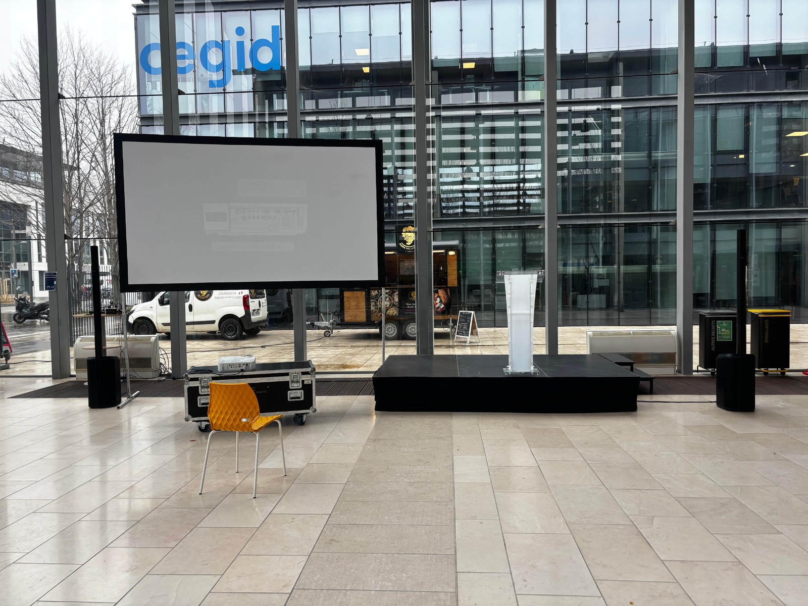 Équipements de scène événementielle pour une remise de diplômes grâce à notre scène et notre vidéoprojecteur grand angle disponibles sur Lyon