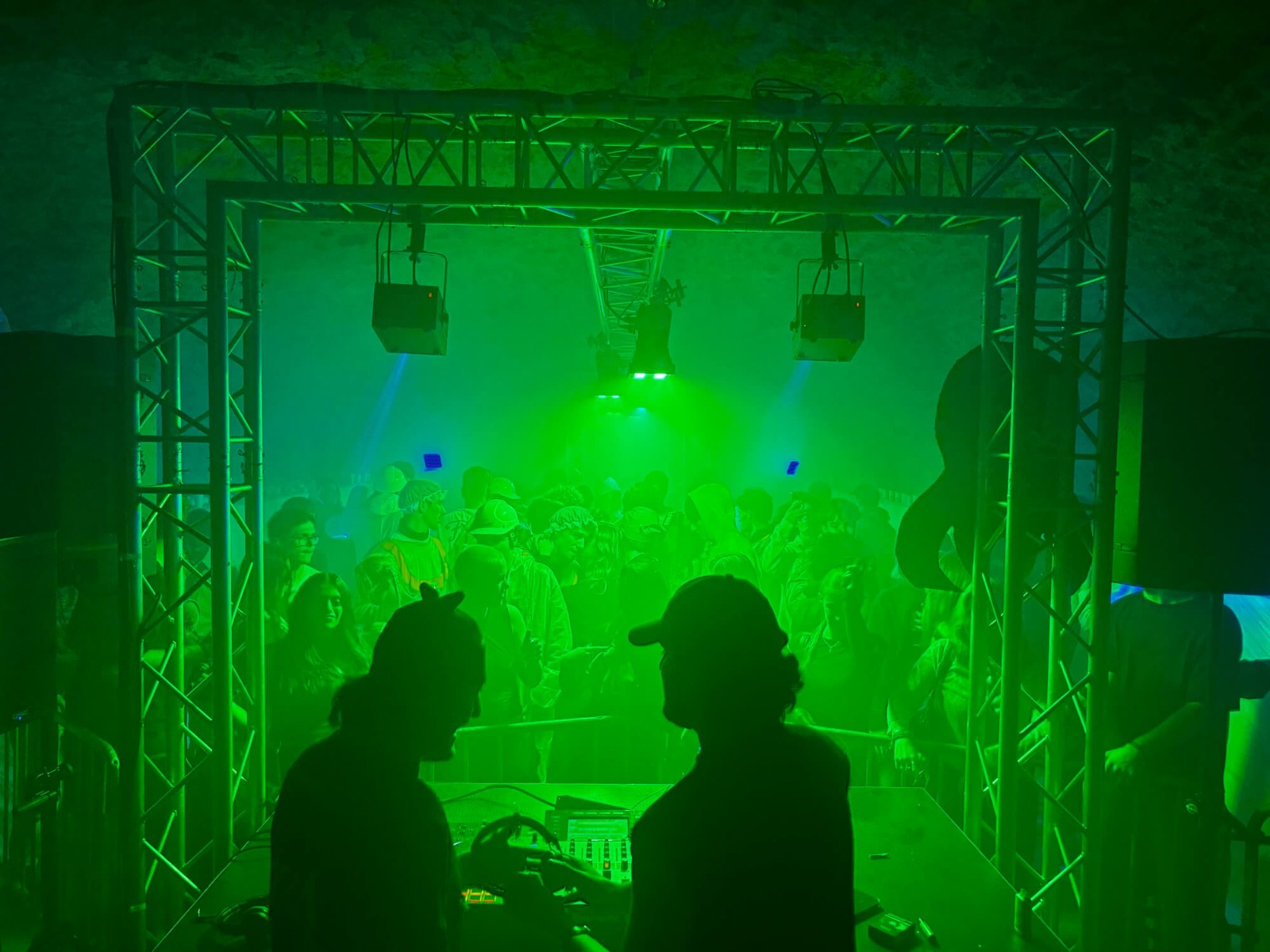 Public étudiant dans une ambiance techno avec lasers X-Ray Neo, fumée H1600 et éclairage dynamique ABLE events. Lasers, fumée et lumière ABLE events