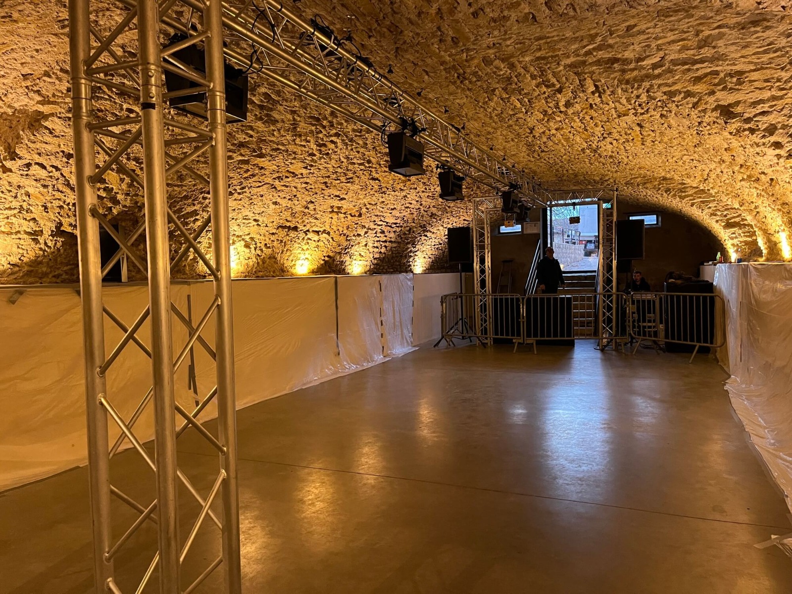 Salle du Château de Janzé en installation technique par notre équipe Installation en préparation de la scène, du set-up DJ, pour des étudiants lyonnais