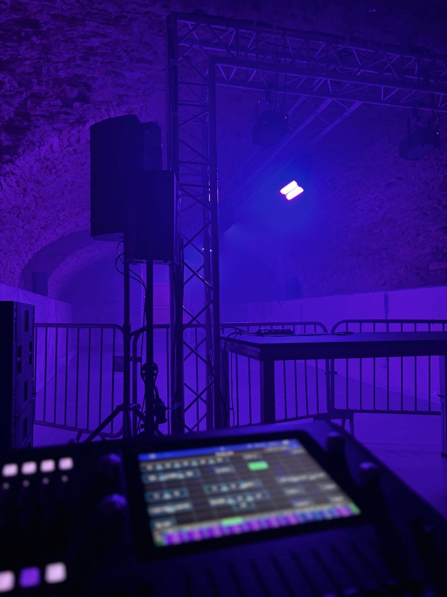 Salle techno au Château de Janzé transformée par ABLE events avec sonorisation APG, éclairage Starway et ambiance immersive Installation audiovisuelle en système de sonorisation APG pour une soirée étudiante