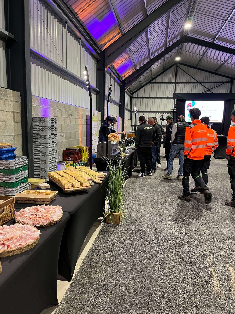 Éclairage événementiel avec nos barres LED Technopar2 Barres LED Technopar2 installées autour des buffets créant une atmosphère conviviale pour les invités