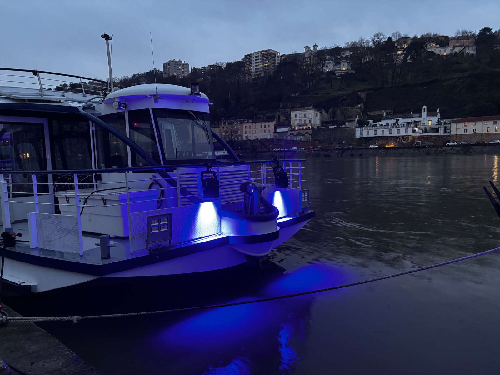 Prestation en éclairage événementiel pour les Bateaux Lyonnais grâce à nos éclairages LED étanches