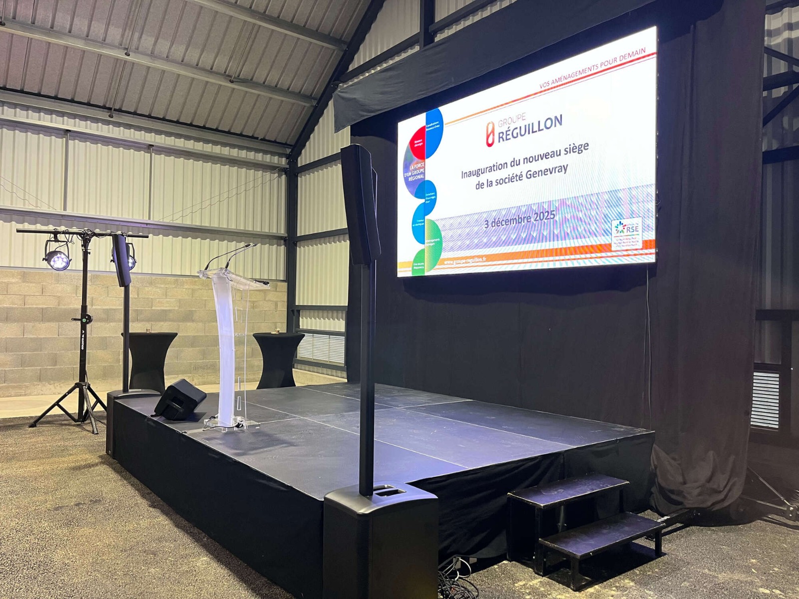 Scène et écran LED Starmedia pour une inauguration d'entreprise Scène professionnelle avec écran LED Starmedia et sonorisation installée par ABLE events, prestataire audiovisuel événementiel à Lyon